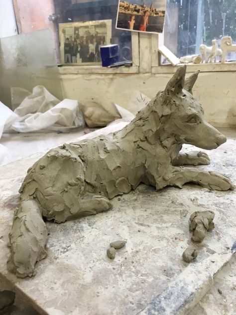 Clay Sculpture Ideas Animals, Pottery Sculpting Ideas, Pottery Animals Sculptures, Ceramic Dog Sculpture, Clay Dog Sculpture, Ceramics Sculptures, Pottery Dog, Dog Pottery, Clay Dog