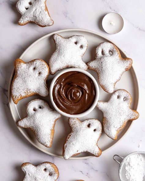 Halloween Shaped Food, Scream Movie Food Ideas, Ghost Party Food Ideas, Easy Quick Halloween Treats, Ghost Beignets, Ghost Food Ideas, Simple Desert Ideas, Easy Healthy Halloween Treats, Beignets Easy