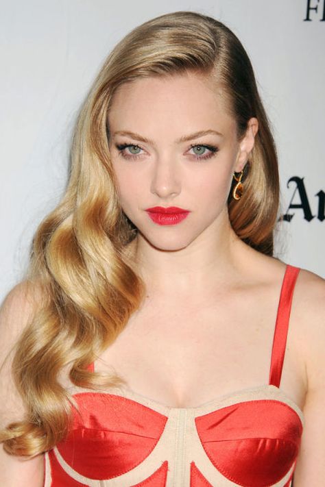 Amanda Seyfried’s ribbon curls evoke that perfect old Hollywood glamour that’s always in style. For a look that lasts into the late-late hours, set hair in hot rollers and touch up with a curling iron before gently brushing out into cascading waves. Hollywood Glamour Hair, Hollywood Glam Hair, Old Hollywood Hair, Ribbon Curls, Hollywood Curls, Glamour Hair, Hollywood Hair, Holiday Hair, Glam Hair