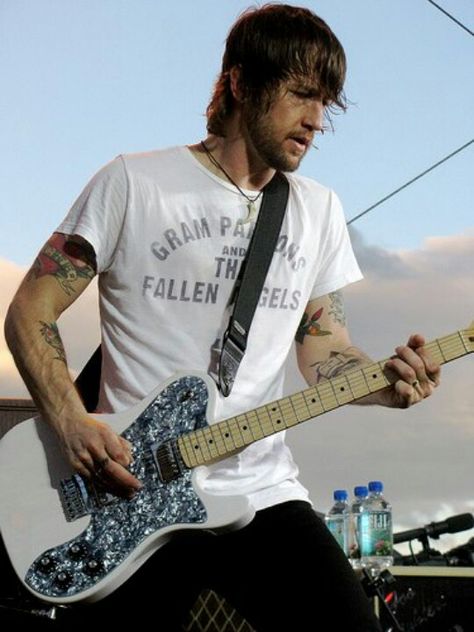 Chris Shiflett of the Foo Fighters Foo Fighters Live, Chris Shiflett, Pat Smear, Music Institute, Foo Fighters Dave Grohl, Foo Fighters Dave, Foo Fighters Nirvana, Online Guitar Lessons, Taylor Hawkins