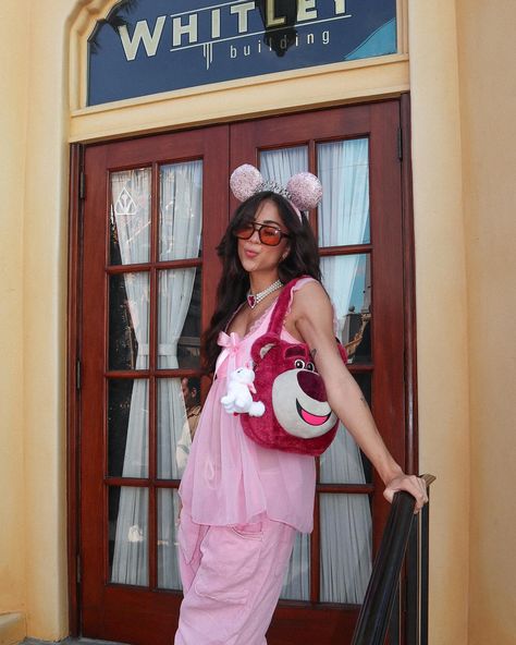 i love being a princess 🎀👑🌸🦢 #disneyland #disneyprincess #disneybound Birthday Disney Outfit, Pixar Outfits, Cruise Poses, Disneyworld 2024, Outfits For Disney, Disneyworld Outfit, Disney Core, Disneyland Aesthetic, Disney Poses