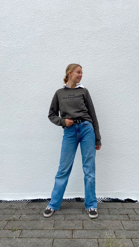 Vans And Straight Leg Jeans, Jeans And Vans, Vans Outfit, Outfits Fall, Peak Performance, Flared Jeans, Sweater Blouse, Straight Jeans, Flare Jeans