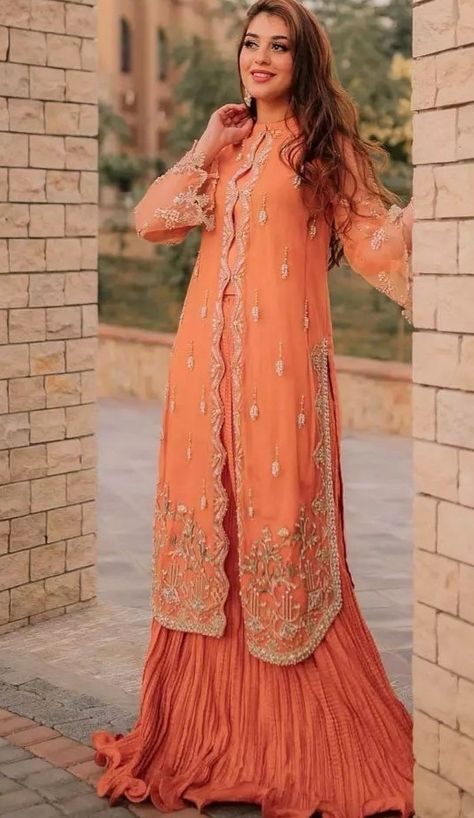 This outfit for girls for cousins wedding۔You can wear it at different functions like engagement۔Barat۔Reception۔Parties۔Mehndi etc۔ Long Shirt With Sharara, Laraib Rahim, Party Wear Designs, Sharara Designs For Wedding, Shirts Designs Pakistani, Dinner Dress Formal, Mehndi Event, Crush Fabric, Walima Dresses