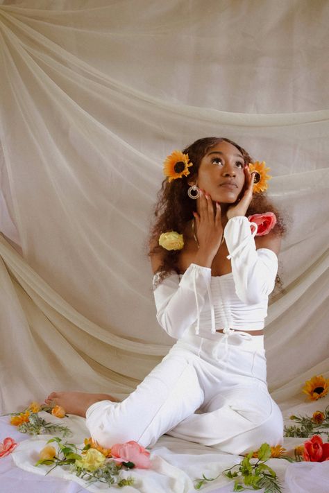 Garden goddess photoshoot. Creative shoot with flowers. Flower photography. Flowy backdrop. Spring Inspired Photoshoot, Blooming Photoshoot Ideas, Cream Backdrop Photoshoot, Godly Photoshoot, Silk Backdrop Photoshoot, Flower Studio Photoshoot, Fabric Backdrop Photoshoot, Flower Photoshoot Black Women, Sheets Photoshoot