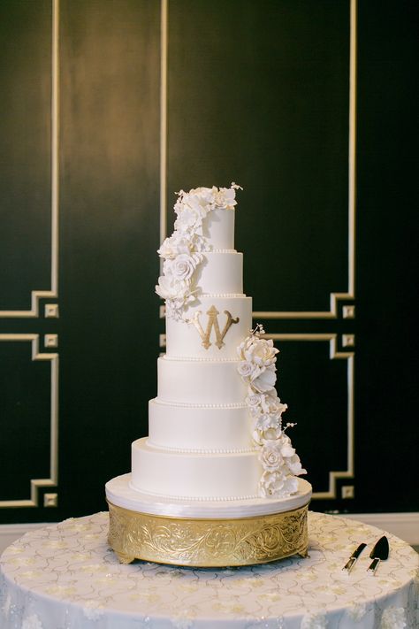 Feast your eyes on this stunning Grand 6 Tier Wedding Cake, a true showstopper at any wedding. Adorned in white and gold, this cake is the epitome of elegance and luxury. Spotlight WiH Partners- Florals + Decor: Plants N' Petals Planning + Design: Irresistible Events & Services Cake: Cakes by Gina Photo: Mustard Seed Photography #WeddingsinHouston #WeddingInspiration #LuxuryWedding #WeddingInspo #WeddingCake 6 Tier Wedding Cake, 6 Tier Wedding Cakes, Showstopper Dessert, White And Gold Wedding Cake, Seed Photography, Country Wedding Venues, Intimate Wedding Venues, Decor Plants, Floral Wedding Cakes