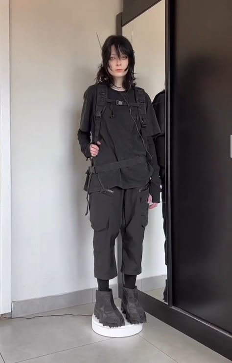 Futuristic Fits, Mens Alt Fashion, Tech Goth, Cyberpunk Aesthetic Outfit, Cybercore Outfit, Robot Clothes, Post Apocalyptic Outfit, Cyberpunk Outfit, Casual Academia