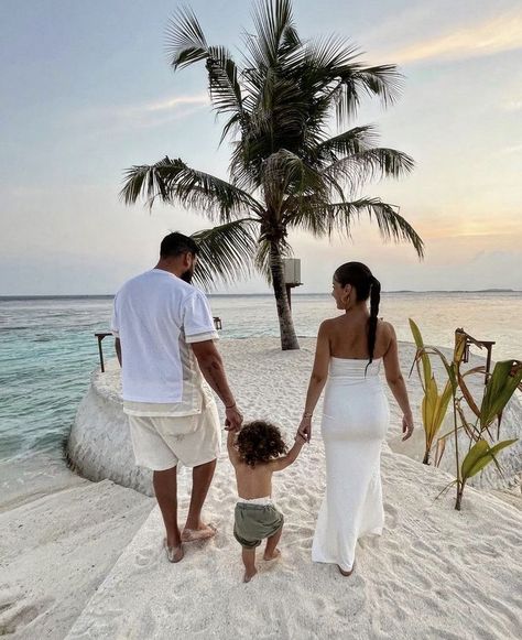 Couple With Baby, Moms Goals, Mode Zara, Dream Family, Rich Family, Future Mom, Family Travel Destinations, Happy Wife, Wife Life