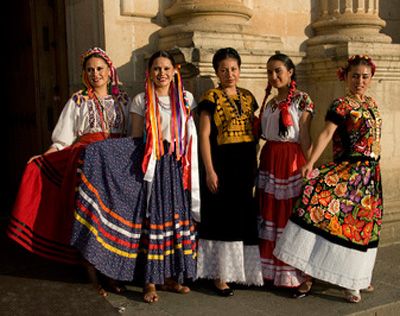 Traditional Mexican costume. Typical pieces of clothing in Mexico - Nationalclothing.org 1950s Mexico, Hispanic Clothing, Mexican Traditional Clothing, Mexican Skirts, Traditional Mexican Dress, Ballet Folklorico, Mexican Textiles, Outfits For Mexico, National Clothes