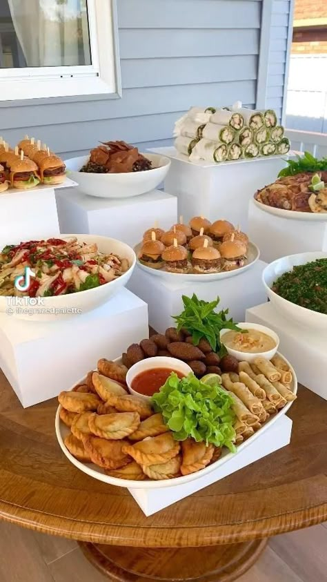 Carribean Food Catering, Catering Food Displays, Food Set Up, Decorações Com Comidas, Party Food Buffet, Catering Ideas Food, Food Buffet, Healthy Dinner Recipes For Family, Party Food Platters