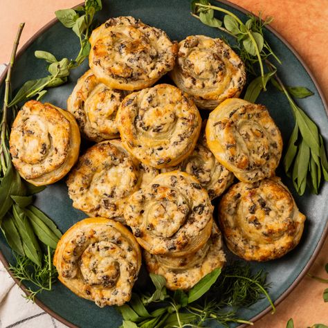 Mushroom Crescent Roll Appetizer, Vegetarian Pinwheels, Mushroom Pinwheels, Mushroom Rolls, Crescent Roll Appetizers, Mushroom Filling, Pinwheels Recipe, Pastry Ideas, Mushroom Appetizers