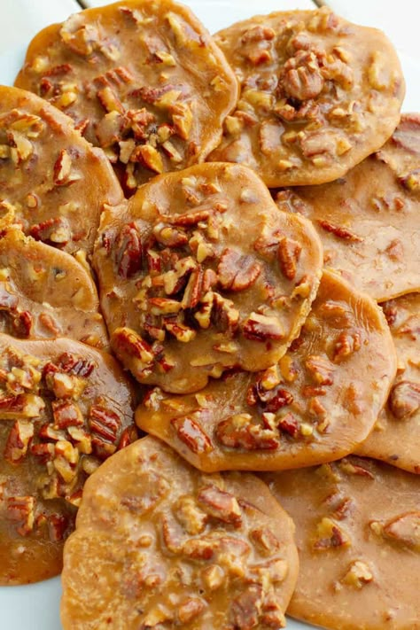 It only takes 15 minutes to whip up my fast and easy New Orleans Pecan Pralines. They're light, crisp, and nutty and will melt in your mouth! They're the Cajun Food New Orleans, Louisiana Dinner Ideas, New Orleans Thanksgiving Recipes, New Orleans Meals, Louisiana Soul Food, Creole Food New Orleans, New Orleans Praline Recipe, New Orleans Dinner Recipes, New Orleans Recipes Louisiana