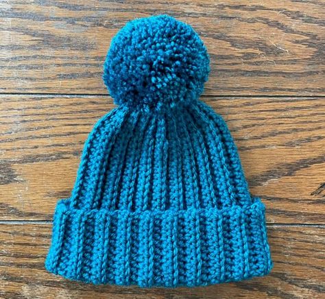 When it comes to winter crochet hats, you really can't beat a classic bobble hat! This fab free pomtop design features a fab ribbed stitch pattern which will help it to super-cosy, and that big fluffy pompom finishes it off perfectly! The pattern includes sizes for 1-2 years, 3-5 years and 6-10 years, and includes some handy step-by-step pictures too! Crochet Bobble Hat Pattern Free, Crochet Bobble Hat, Hats To Crochet, Kids Hat Crochet, Kids Crochet Hat, Baby Crochet Hats, Fox Hat Crochet, Free Crochet Hat Pattern, Granny Stripe Crochet