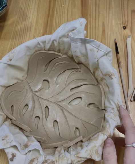 Monstera Aesthetic, Sculpture Art Clay, Sculptures Céramiques, Clay Diy Projects, Pottery Handbuilding, Clay Crafts Air Dry, Keramik Design, Ceramics Ideas, 수채화 그림