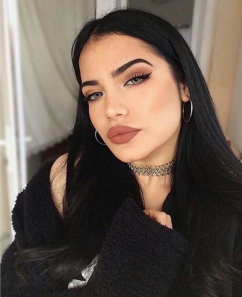 ♡ ; Pinterest : @ XOkikiiii Black Simple Makeup Looks, Terracotta Makeup Looks, Bad Girl Makeup Look, Bad Girl Makeup, Terracotta Makeup, Makeup Products Sephora, Eyebrow Beauty, Contour Makeup Tutorial, Simple Eyeshadow