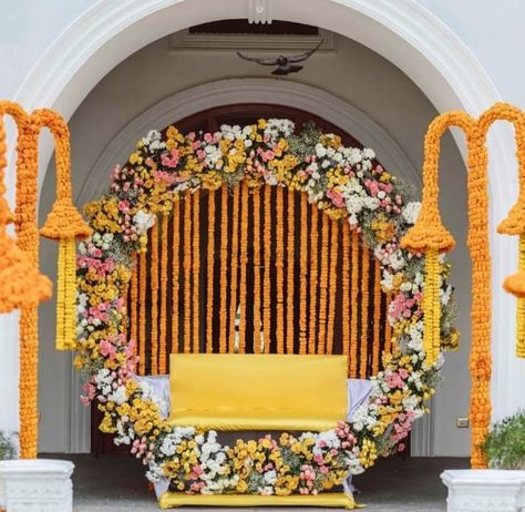 Shaadi Decor, Haldi Decoration Ideas, Haldi Ceremony Decorations, Pastel Backgrounds, Haldi Decoration, Mehndi Function, Photobooth Backdrop, Mehendi Decor Ideas, Haldi Decor