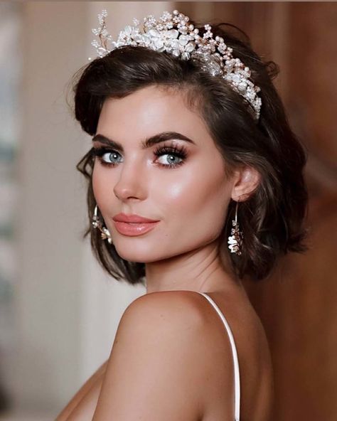 Finest Short Hairstyles Aesthetic Wedding Hairstyle Bob Hair, Wedding Short Hair Headband, Short Wedding Hair With Pearls, Textured Bob Wedding Hair, Loose Hair Wedding Hairstyles, Wedding Hair For Short Hair With Veil, Wedding Tiara Short Hair, Short Hairstyle Women Bride, Short Wedding Hair With Crown