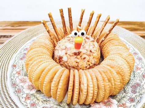 This Turkey Cheese Ball is a super cute Thanksgiving appetizer that takes just minutes to assemble with our shortcut recipe! Turkey Cheese Ball Recipe, Turkey Cheese Ball, Thanksgiving Vegetable, Thanksgiving Fruit, Baking Snacks, Thanksgiving Appetizers Easy, Thanksgiving Brunch, Thanksgiving Appetizer, Thanksgiving Snacks