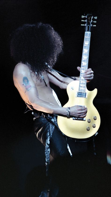 Slash❤ Slash Wallpaper, Les Paul Gold Top, Saul Hudson, Type Of Boyfriend, Best Guitar Players, Types Of Boyfriends, Axl Rose, Guitar Hero, Foo Fighters