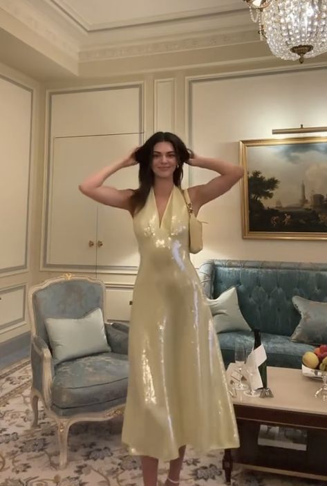 Kendall Jenner Yellow Dress, Kendall Jenner Dress, Kendall Style, Preppy Dresses, Kendall Jenner Outfits, Jenner Outfits, Sequin Prom Dresses, Jenner Style, Note Box