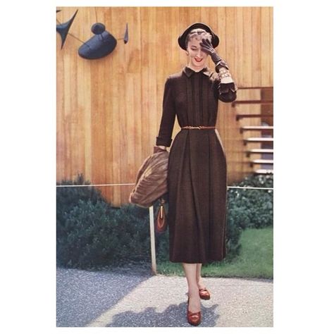 “Y E S to everything in this photo #vintage #1950s #fashion #models #midcentury #falliscoming #fallfashion” Gloves Fashion Vintage, 40s Mode, Vintage Outfits 50s, Vintage Outfits Classy, Vintage Outfits 90s, Fashion 50s, Vestidos Retro, Dresses 40s, Gloves Fashion