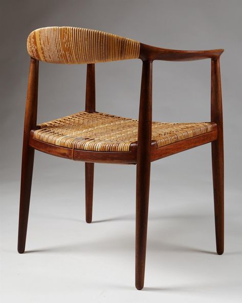 Armchair "The Chair", designed by Hans Wegner for Johannes Hansen, — Modernity Hans Wegner Furniture, Danish Modern Chairs, Wegner Chair, Danish Lounge Chair, Danish Modern Furniture, Oak Armchair, Iconic Furniture, Lounge Chair Design, Hans Wegner