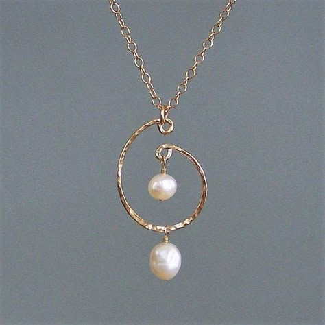 Paisley Pearl - Silver & Gold #jewelry #accesories #silver #earing #necklace Pendant Jewelry Diy, Silver Wire Jewelry Diy, Wire Beads Jewelry, Jewelry Patterns Gold, Modern Pearl Necklace Design, Making Beaded Jewelry, Modern Pearl Jewelry, Handmade Pearl Jewelry, Wire Wrapped Jewelry Diy