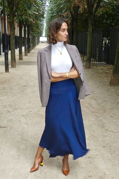 This is What a French Woman Wears to Work French Work Outfits, Work Outfits Fall, Blue Skirt Outfits, French Outfits, Corporate Wardrobe, Wardrobe Revamp, French Girl Style, Paris Dresses, Outfits Spring