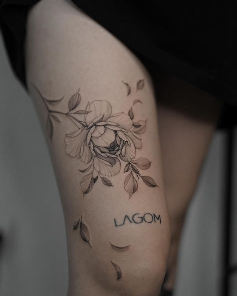 I love it 😍 | Instagram Botanical Spine Tattoo, Soft Tattoo Aesthetic, Poinsettia Tattoo, Illustrated Tattoo, Blackwork Flowers, Aaa Tattoo, Typewriter Tattoo, Random Flowers, Plant Tattoos