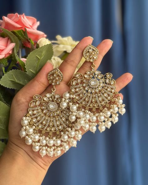 Punjabi Beauty ❤️ 🌸Purvi🌸 ₹599/- Free Shipping In India Capsule Wardrobe Jewelry, Kundan Jhumka Earrings, Indian Wedding Jewelry Sets, Fancy Jewellery Designs, Jewelry Set Design, Indian Jewellery Design Earrings, Antique Jewelry Indian, Traditional Earrings, Bangles Jewelry Designs