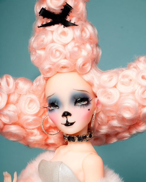 PIDGIN DOLL on Instagram: “Happy National Pink Day 💖 #pidgindoll #pinkpoodle #nationalpinkday” Pidgin Doll, Silver Bodysuit, National Pink Day, Fairy Art Dolls, Pink Day, Close Up Photo, Pink Poodle, Fantasy Art Dolls, Pink Skin