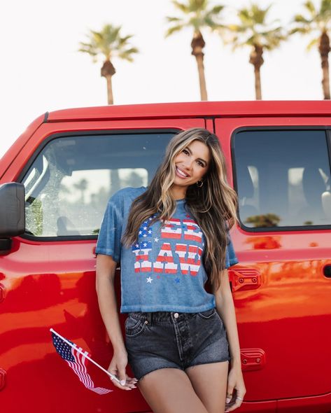 Let’s face it, burgers taste better when you’re looking cute AND feeling comfy! 😎 Who else is ready to rock these cute graphic tees from our Americana collection at all the BBQ’s this summer? Shop the full Americana collection in our insta Shop 🛍️ Crop Top Design, Crop Top Designs, Americana Style, Yee Haw, Cute Graphic Tees, Americana Fashion, Top Design, Sweater Weather, Short Tops