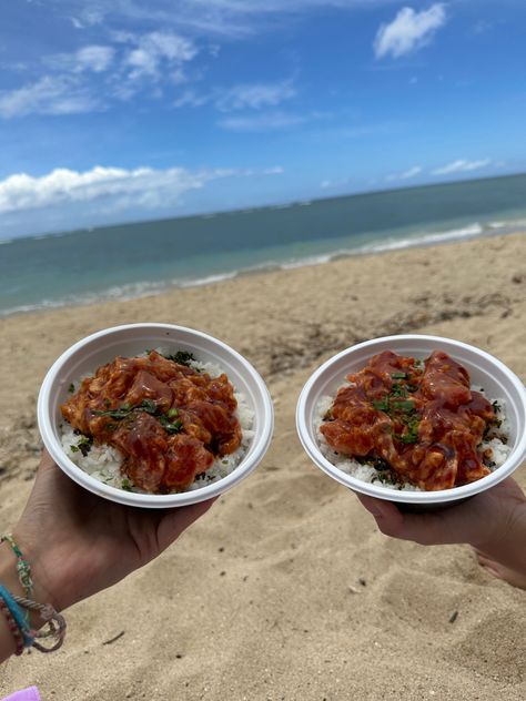 summer / poke / hawaii / beach day / friends Sushi On The Beach, Beach Day Friends, Poke Hawaii, Hawaii Aesthetic, Hawaii Beach, Hawaii Beaches, Low Cal, Healthy Options, High Protein