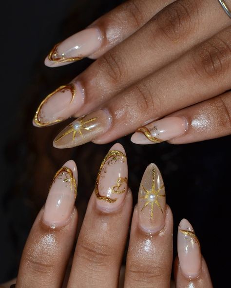 ⚜️Gilded gold⚜️ . . // PRICE BREAKDOWN // ★ GEL-X ★ 𝐒𝐢𝐦𝐩𝐥𝐞 𝐀𝐫𝐭𝐞-🌟 𝐓𝐎𝐓𝐀𝐋 : $𝟒𝟓𝟎 𝐓𝐓𝐃 (See our *artehavenstudio.as.me* website for our full price list with various pricing options✨ ~link in bio ) 🌷 🌷~𝐆𝐞𝐥𝐱 𝐫𝐞𝐭𝐞𝐧𝐭𝐢𝐨𝐧 𝐢𝐬 𝟒+ 𝐰𝐞𝐞𝐤𝐬, 𝐬𝐞𝐞 𝐨𝐮𝐫 𝐡𝐢𝐠𝐡𝐥𝐢𝐠𝐡𝐭 “☆Gel-X☆“ 𝐟𝐨𝐫 𝐦𝐨𝐫𝐞 𝐢𝐧𝐟𝐨 𝗣𝗥𝗢𝗗𝗨𝗖𝗧𝗦 𝗨𝗦𝗘𝗗: available locally for nail techs!! ⬇️ @kokoistcaribbean from @essentiadistribution Mega stick base, ultra glossy top, accessory bond white, Arabian gold, thick gold, Nt Overcast, peanut butter toffee Misc: Pearl r... Pearl Gold Nails, Gold Pearl Nails, Peanut Butter Toffee, Gold Nail Designs, Butter Toffee, Pearl Nails, Gold Price, Gold Gilding, Gold Nails