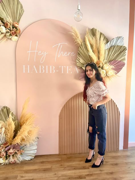 Pampas Grass Wall With Neon Sign, Beauty Salon Selfie Wall, Boutique Photo Op Wall, Boutique Walls Ideas, Boutique Selfie Wall, Pink Boho Salon, Beige Beauty Salon Aesthetic, Boho Selfie Wall, Boutique Backdrop Ideas