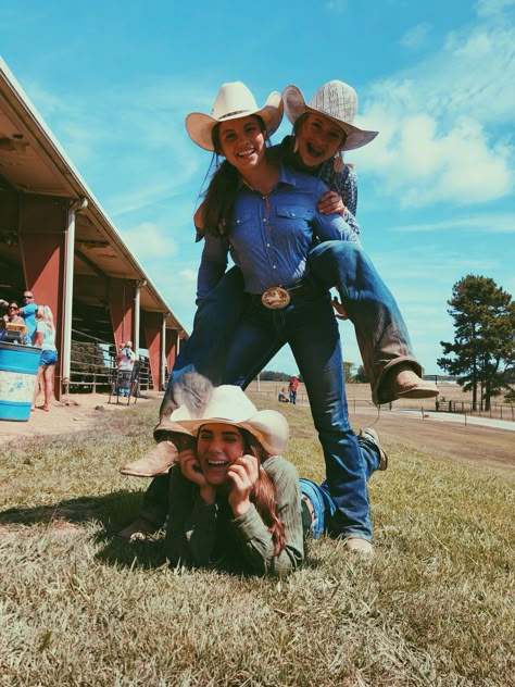 Rodeo Pictures, Country Friends, Country Pics, Country Best Friends, Foto Cowgirl, Best Friend Things, Rodeo Girls, Country Girl Life, Western Photo