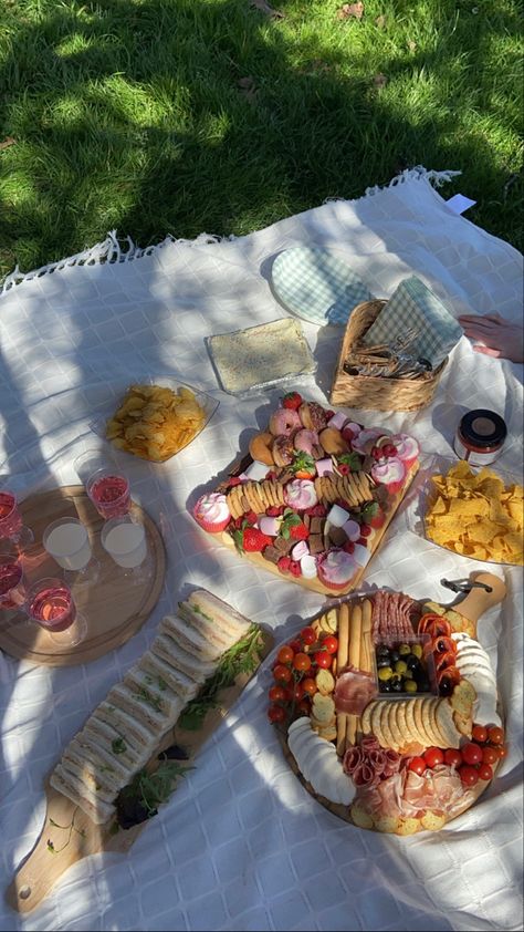 Picnic Date Food, Pyjamas Party, Plats Healthy, Picnic Birthday Party, Picnic Inspiration, Picnic Decorations, Picnic Birthday, Romantic Picnics, Picnic Date