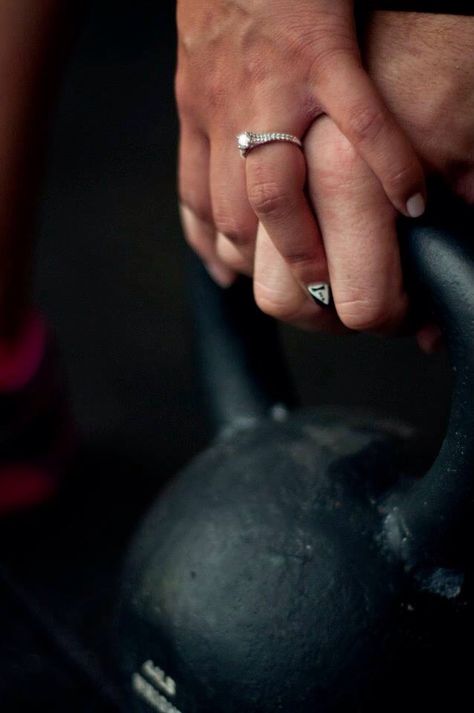 Crossfit engagement photos Crossfit Wedding Ideas, Gym Engagement Pictures, Gym Engagement Photos, Fitness Couple Photoshoot Gym, Crossfit Engagement Pictures, Fitness Engagement Photos, Crossfit Maternity Photoshoot, Crossfit Wedding, Crossfit Couple