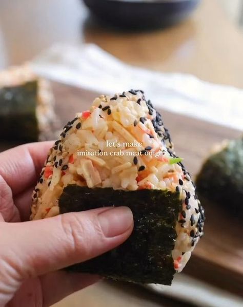 Crab Onigiri, Low Calorie Appetizers, Crab Sushi, Kewpie Mayo, Salmon And Shrimp, Low Carb Vegetables, Crab Recipes, Japanese Dishes, Sushi Rice