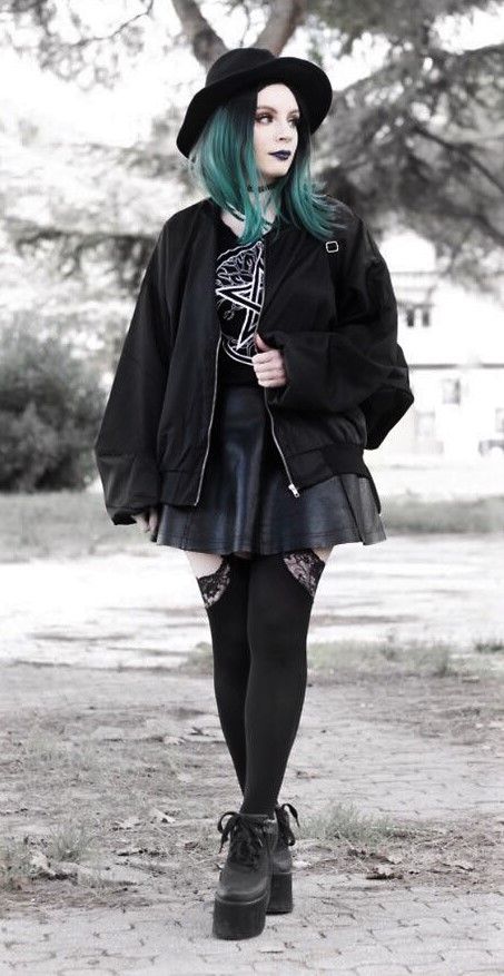 Round hat with choker, bomber jacket, skirt, backpack, black pants & platform shoes Black Outfits Ideas, Goth Fashion Aesthetic, Goth Subculture, Tokyo Street Fashion, Round Hat, Hipster Grunge, Witchy Fashion