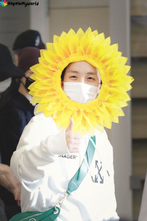 190610 ICN Arrival  #BTS #방탄소년단 #JHOPE #정호석 #제이홉 #호석 #hobi #flowers #sunshine #icn Work Playlist, Hope Flower, Bts Airport, Dont Forget To Smile, Jhope Cute, Jimin Fanart, Hoseok Bts, Yellow Aesthetic, Bts J Hope