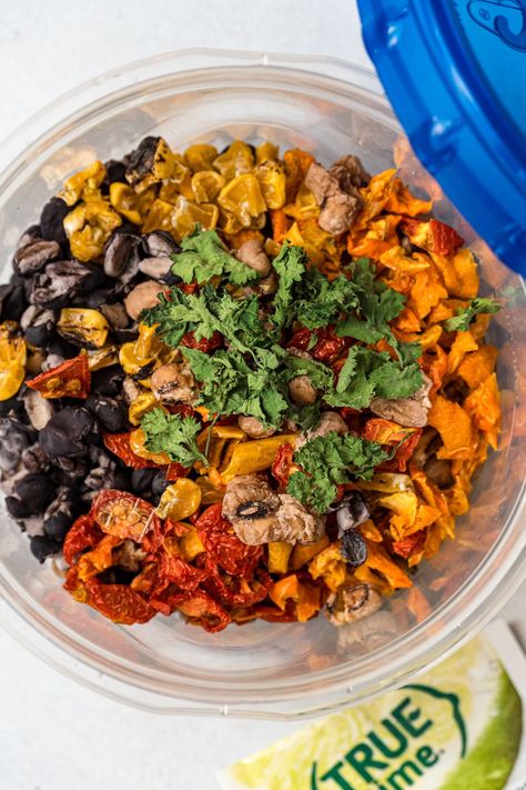 This Cold Soak Pasta Salad dehydrated backpacking meal is a perfect lunch or dinner option when you don't want to break out your stove. Dehydrated Dinner Recipes, Dehydrated Camping Meals, Cold Soak Backpacking Meals, Dehydrator Recipes Backpacking, Dehydrated Pasta, Backpacking Lunch, Trail Meals, Camping Recipes Dinner, Best Backpacking Food