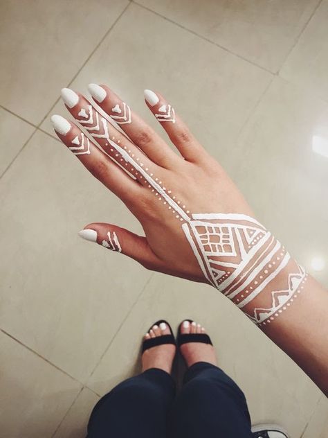 Nails And Tattoos, Thigh Henna, Cool Henna, White Henna Designs, Wedding Henna Designs, Henne Tattoo, Jagua Henna, Cute Henna, Tato Henna