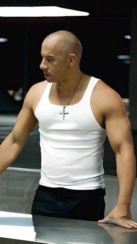 Dominic Torreto, Vin Diesel Shirtless, Diesel Style, Diesel Fashion, Dominic Toretto, Iphone Wallpaper For Guys, Jamais Vu, Bald Man, Bald Men