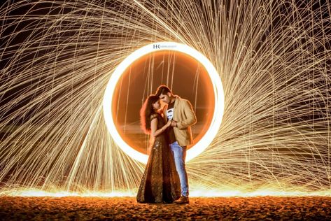 Light Painting Couple Photography, Pre Wedding Night Shoot Ideas, Pre Wedding Poses Night, Pre Wedding Night Shoot, Night Shoot Photography, Night Couple Photography, Couple Stills, Stylish Photoshoot, Photoshoot Lights