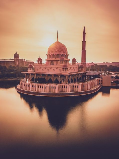 Putra Mosque, Putrajaya Malaysia, Batu Caves, Mosque Architecture, Sandalwood Oil, Putrajaya, Calming Scents, City Landscape, Mysore