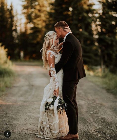 Backyard Wedding Dresses, Mountain Wedding Photos, Sunset Wedding Photos, Mountain Top Wedding, Wedding Portrait Poses, Wedding Picture Poses, Mountain Wedding Colorado, Wedding Photography Styles, Sunset Wedding