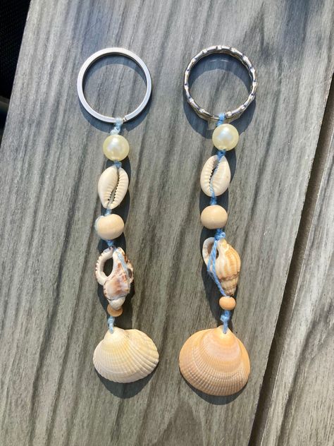 #coquillages #seashells #diy #keyring Diy From Shells, Sea Shell Keychain Diy, Crafts For College Students Diy, Tiny Seashell Crafts, Seashell Ideas Diy, Shell Rings Diy, Diy Crafts With Shells, Sea Shell Keychain, Seashell Keychain Diy