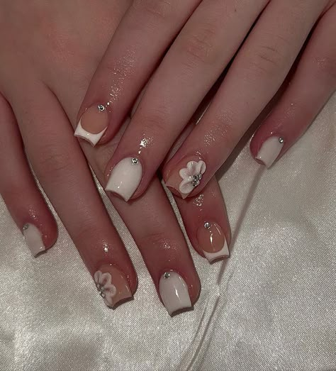 Cute Nails To Get For Your Birthday, Short Acrylic Nails With Acrylic Flower, Damas Nails For Quince, Nails Ideas For Wedding Guest, Short Nails With Acrylic Flowers, Small Nails Design Ideas Short, Short Nails With Diamonds Rhinestones, Acyrilics Nails Short, Short And Long Nails Together