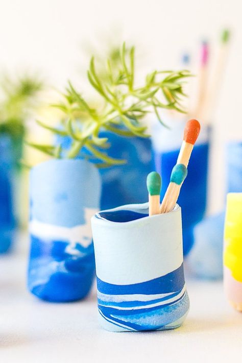 DIY Vase Idea: How to Make a DIY Marbled Clay DIY Vase (Mini) Vases Clay, Bali Interiors, Vase Ideas, Mini Vases, Baby Shower Favors Diy, Marbled Clay, Mini Diy, Diy Bebe, Diy Simple