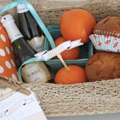 Muffins And Mimosas, Brunch Gift Ideas, Mimosa Gift Basket, Mimosa Gift, Champagne Gift Baskets, Gift Basket Diy, Liquor Gift Baskets, Brunch Gifts, Creative Gift Baskets